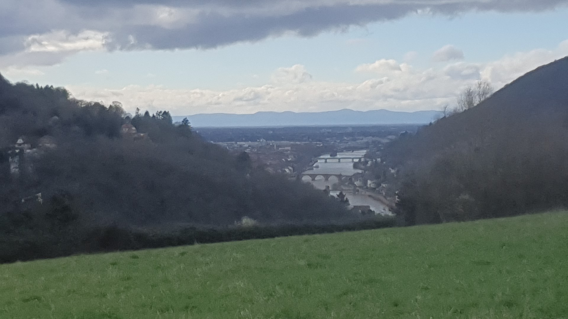 Aussicht auf Heidelberg mit Alter Brücke, im Hintergrund der Pfälzerwald