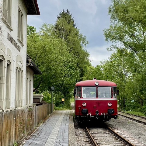 Der rote Schienenbus am Bahnhof Neckarbischofsheim Nord. Zu erreichen mit der S51 aus Heidelberg.
