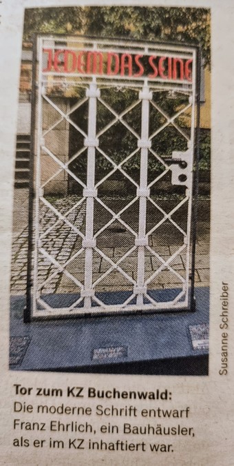 Tür vom KZ Buchenwald mit roter Schrift 