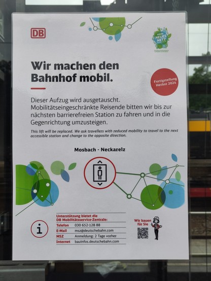 Schild am Bahnhof: wir machen mobil - Fertigstellung Herbst 2024