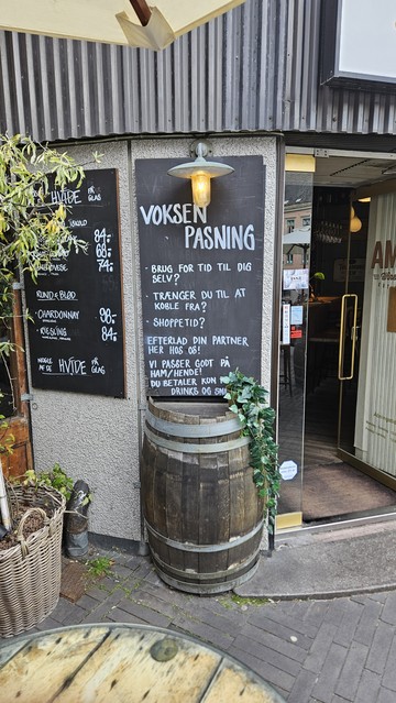 Schild an einer Bar in Odense, mit der Aufforderung, den Partner oder die Partnerin hier abzugeben, wenn man Zeit für sich selbst oder zum Shopping braucht
Sie versprechen, gut auf ihn/sie aufzupassen, man müsse lediglich die Getränke und Snacks zahlen ... 