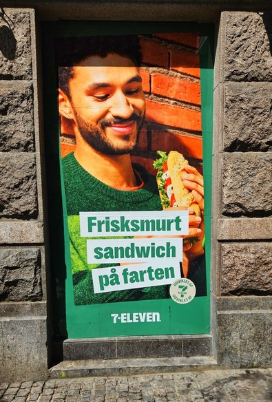 7-ELEVEN Plakat:
Frisksmurt sandwich på farten 