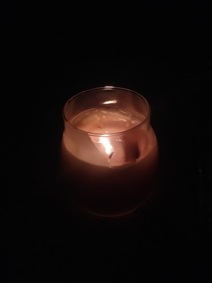 Brennende Kerze in einem Dekoglas. 
