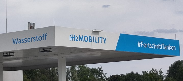 Überdachung einer Tankstelle. Beschriftung: Wasserstoff H2Mobility # FortschrittTanken
