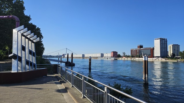 Blick aufs Mannheimer Rheinufer von LUdrüwwe. Oder ist das jetzt LUhüwwe? 