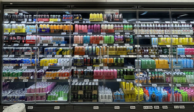 Kühlregal bei REWE bestückt mit diversen Marken und Sorten  Energy Drinks. Über 50 verschiedene Varianten.