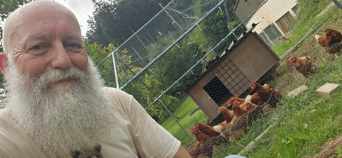 Selfie mit Nachbars Hühnern 