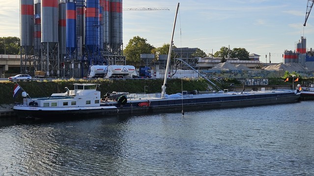 Kinder springen von einem Seil am Schiffskran in den Verbindungskanal 